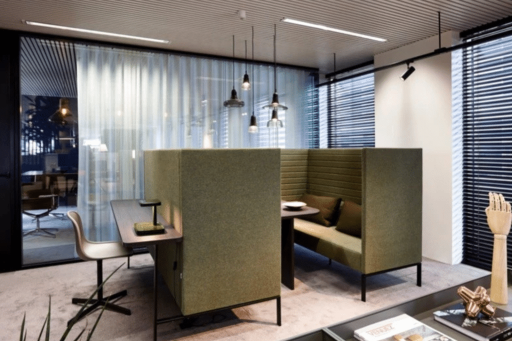Modules d'assise acoustiques assurant un espace de travail silencieux et confortable lors d'une rénovation de bureau