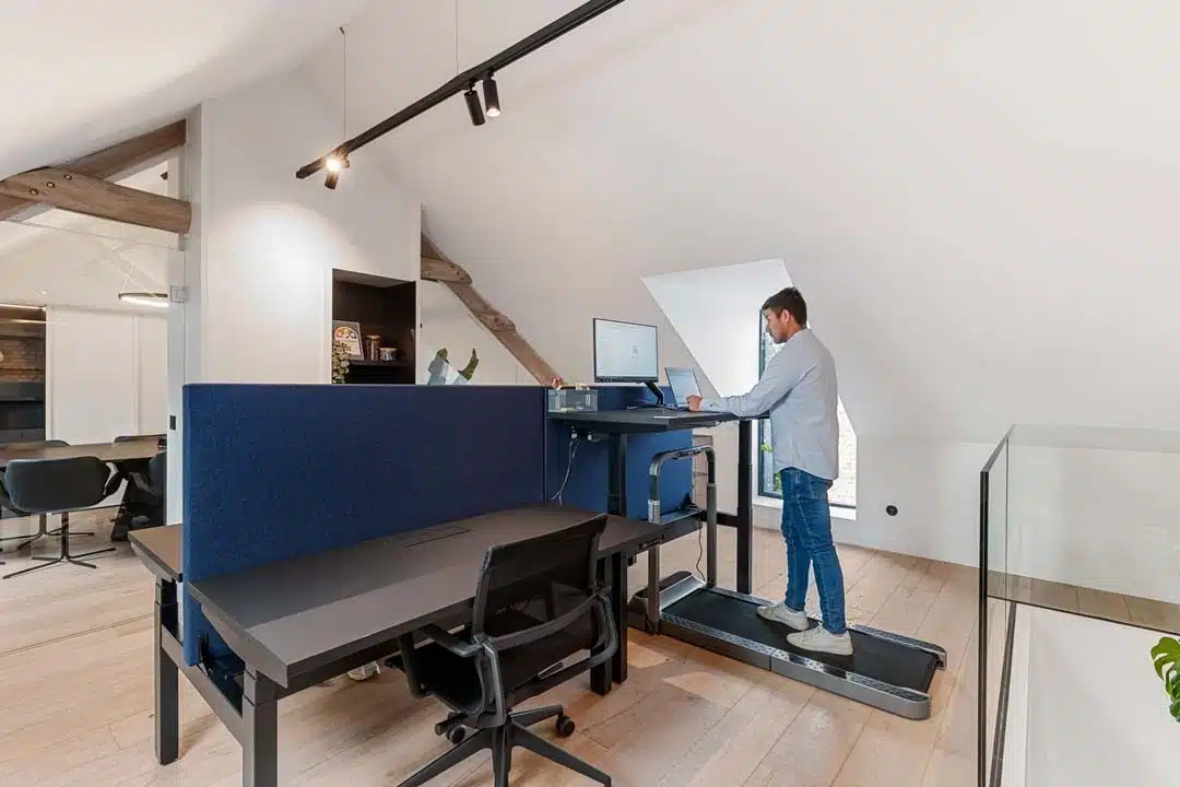 Espace de travail moderne avec bureau ergonomique et technologie pour une connectivité optimale