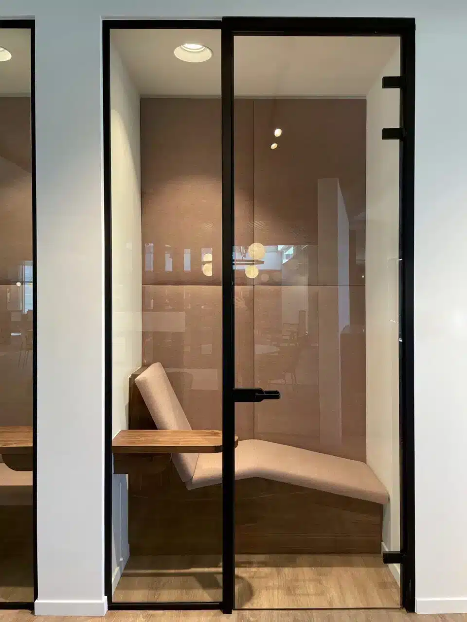 Ergonomisch meubilair in een moderne kantoorinrichting met focus op comfort en rust