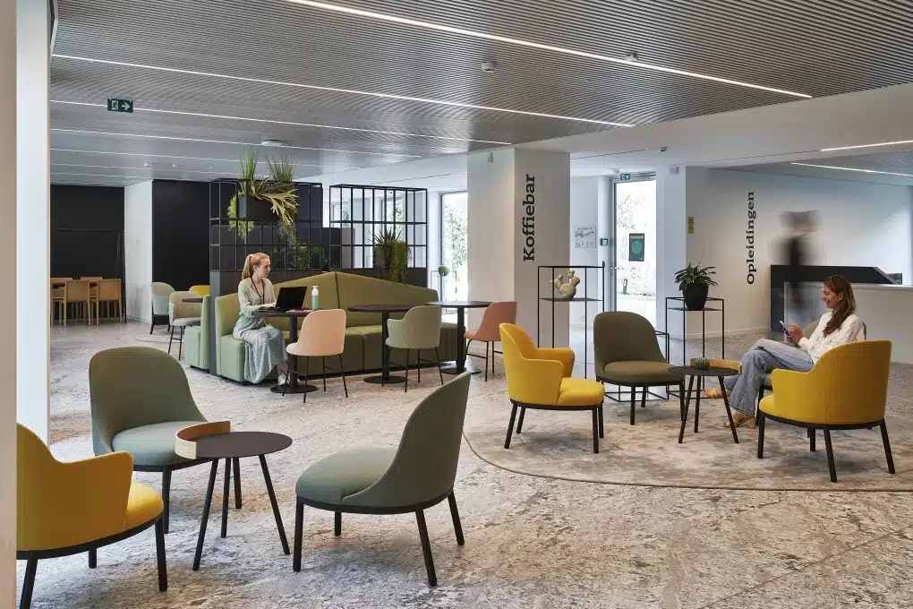 Espace de travail flexible moderne avec des sièges et un coin café pour des consultations informelles