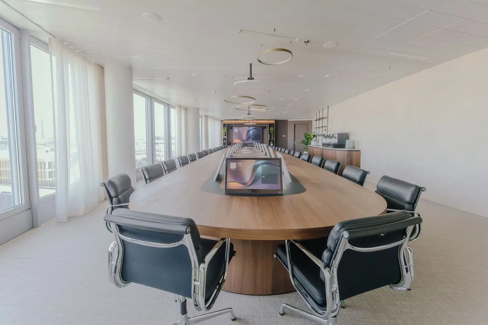 Une salle de réunion avec des écrans intégrés montre comment le soutien numérique renforce la collaboration dans un espace de travail flexible