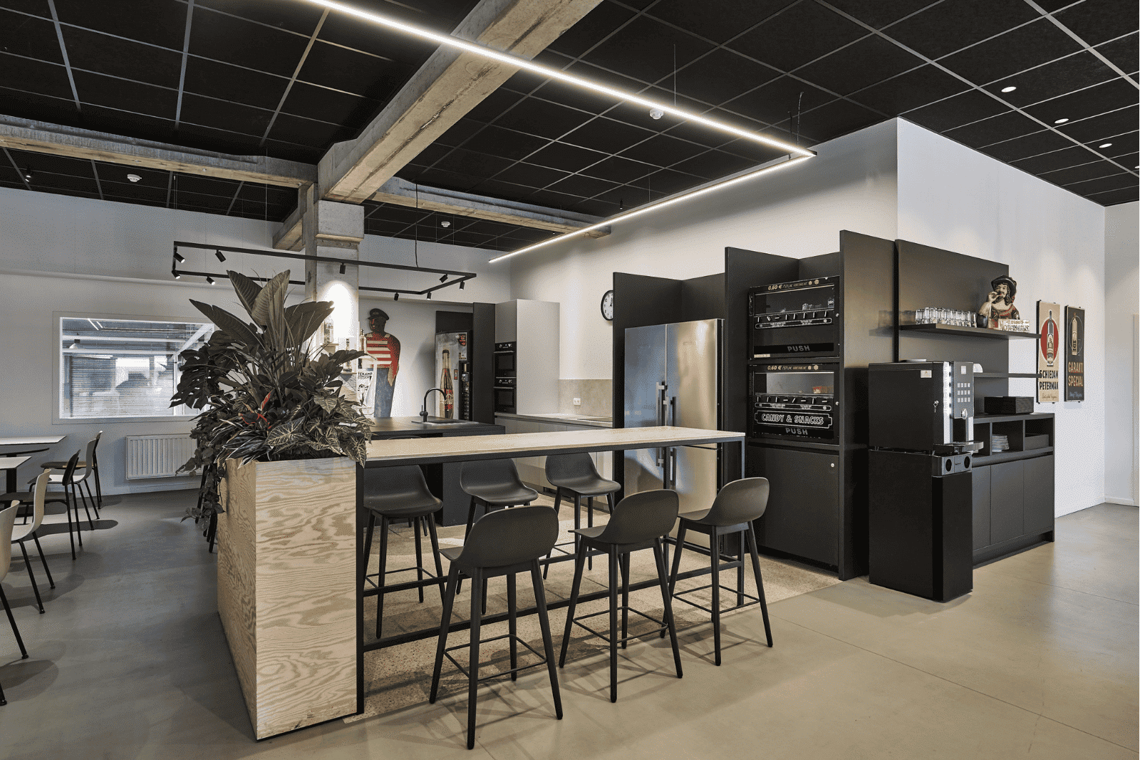 Industriële bedrijfskantine met houten bar en zwarte accenten