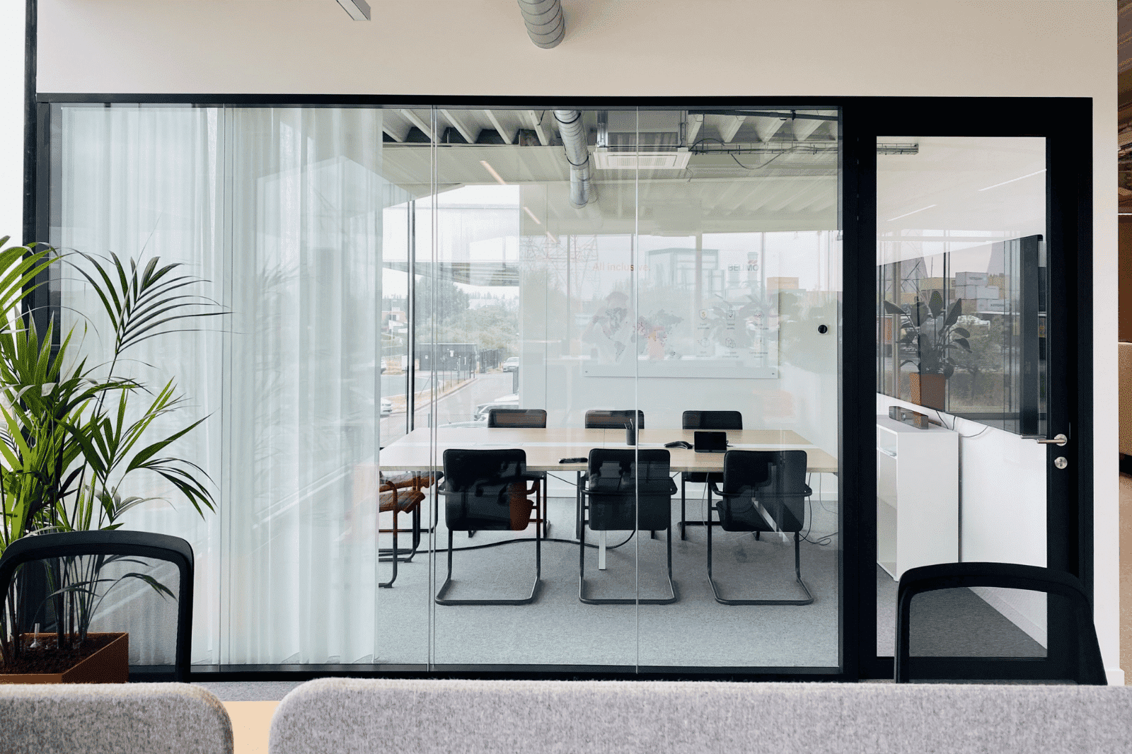 Salle de réunion moderne avec des parois vitrées et beaucoup de lumière