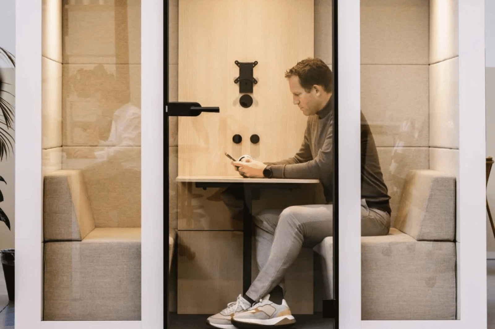 Phonebooth voor geconcentreerd werk in een IT-kantooromgeving

