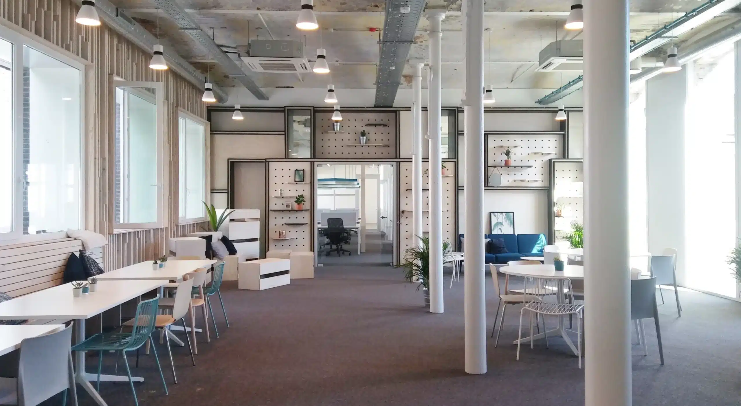 Espace de coworking avec des matériaux chaleureux et un intérieur contemporain qui renforce l'identité de la marque