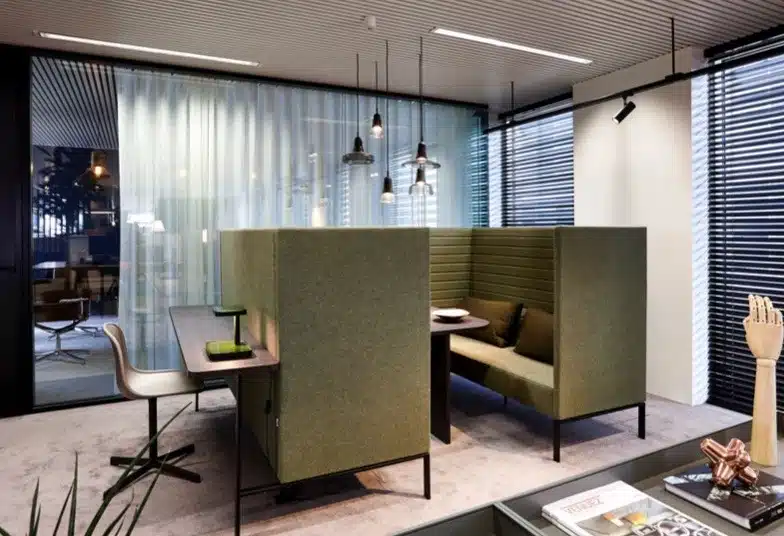 Un coin salon acoustique offre intimité et tranquillité au sein d'un espace de travail flexible