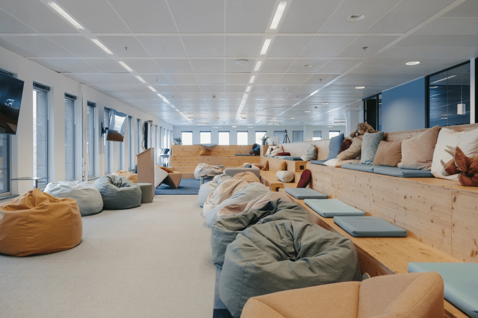 Inspirerende loungezone voor IT-teams met comfortabele zitplekken
