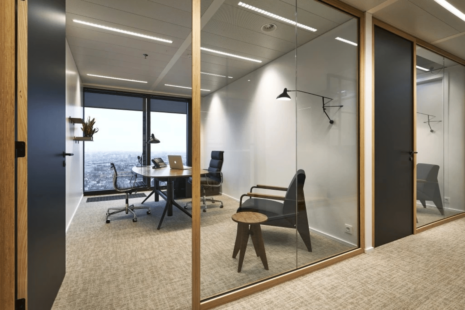 Salle de réunion moderne aménagée pour une entreprise de comptabilité et de finance