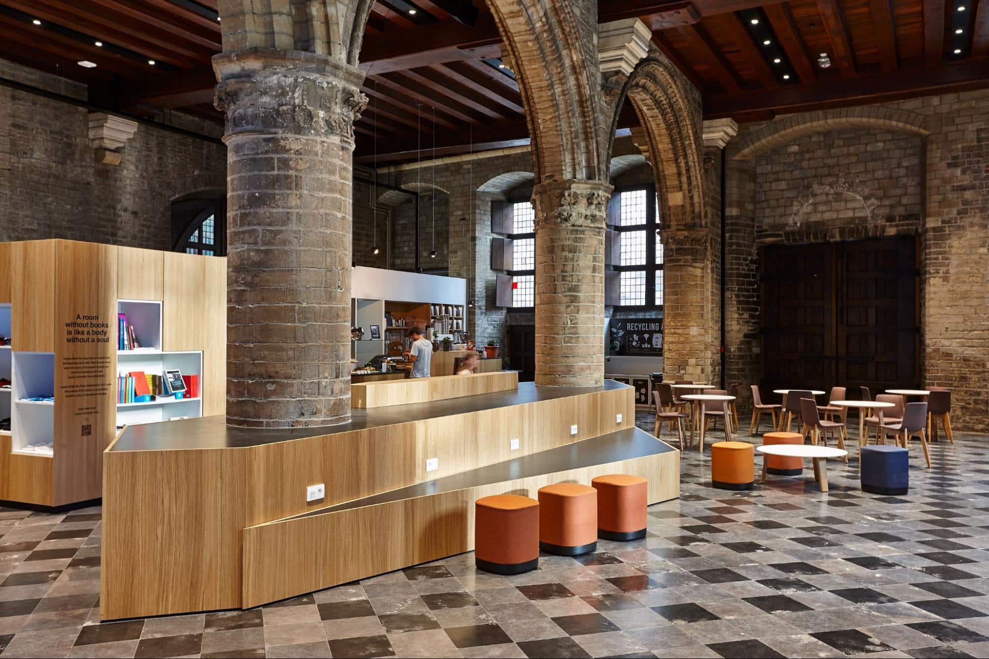 Espace éducatif multifonctionnel avec mobilier en bois et coin de rencontre dans bâtiment historique