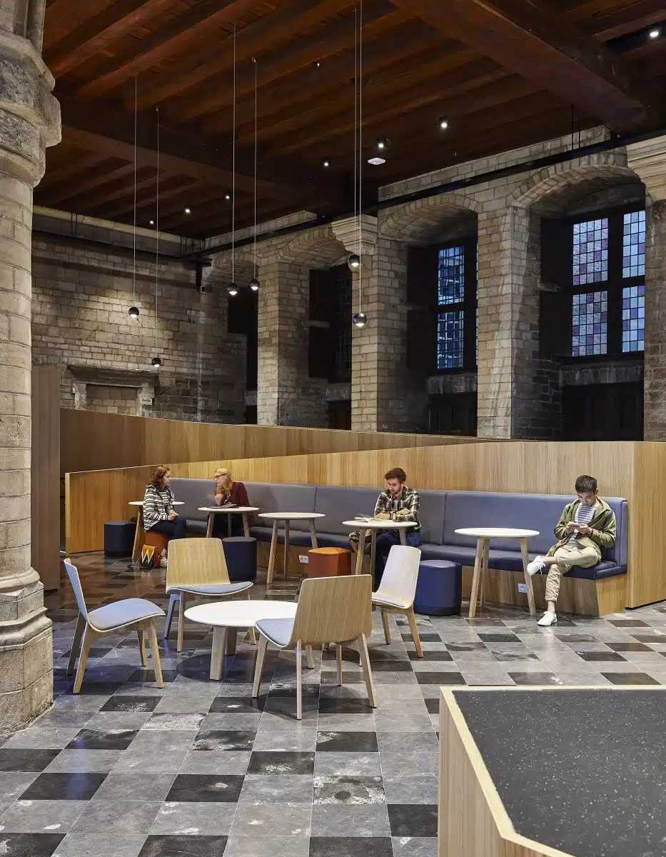 Salle de réunion flexible avec chaises modernes et aménagement ouvert dans l'enseignement