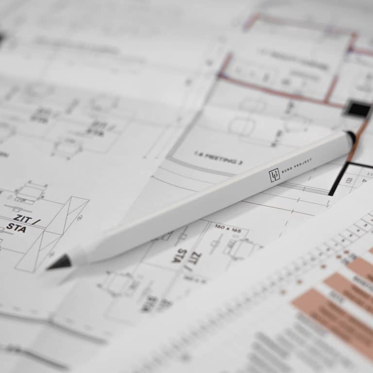 Plans de construction techniques et documents illustrant la réglementation et les exigences de sécurité lors d'une rénovation de bureau