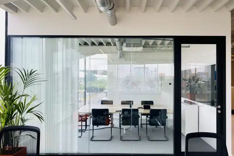 Salle de réunion transparente conçue pour la collaboration hybride dans le secteur de l'énergie