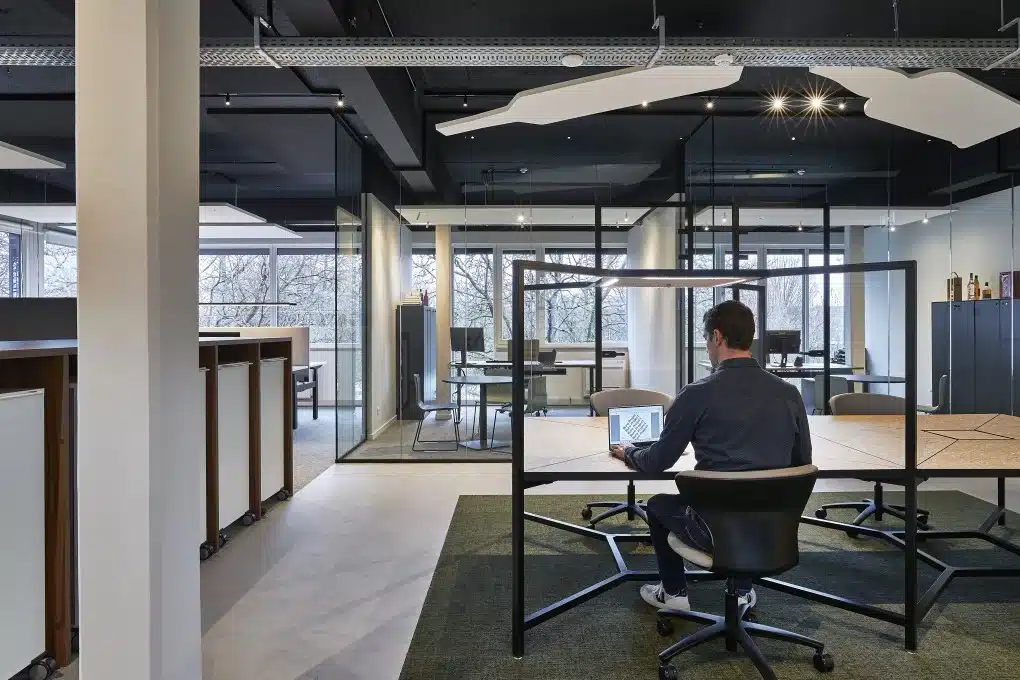 Moderne kantoorruimte met flexibele werkplekken en focuszones in een slimme werkplek