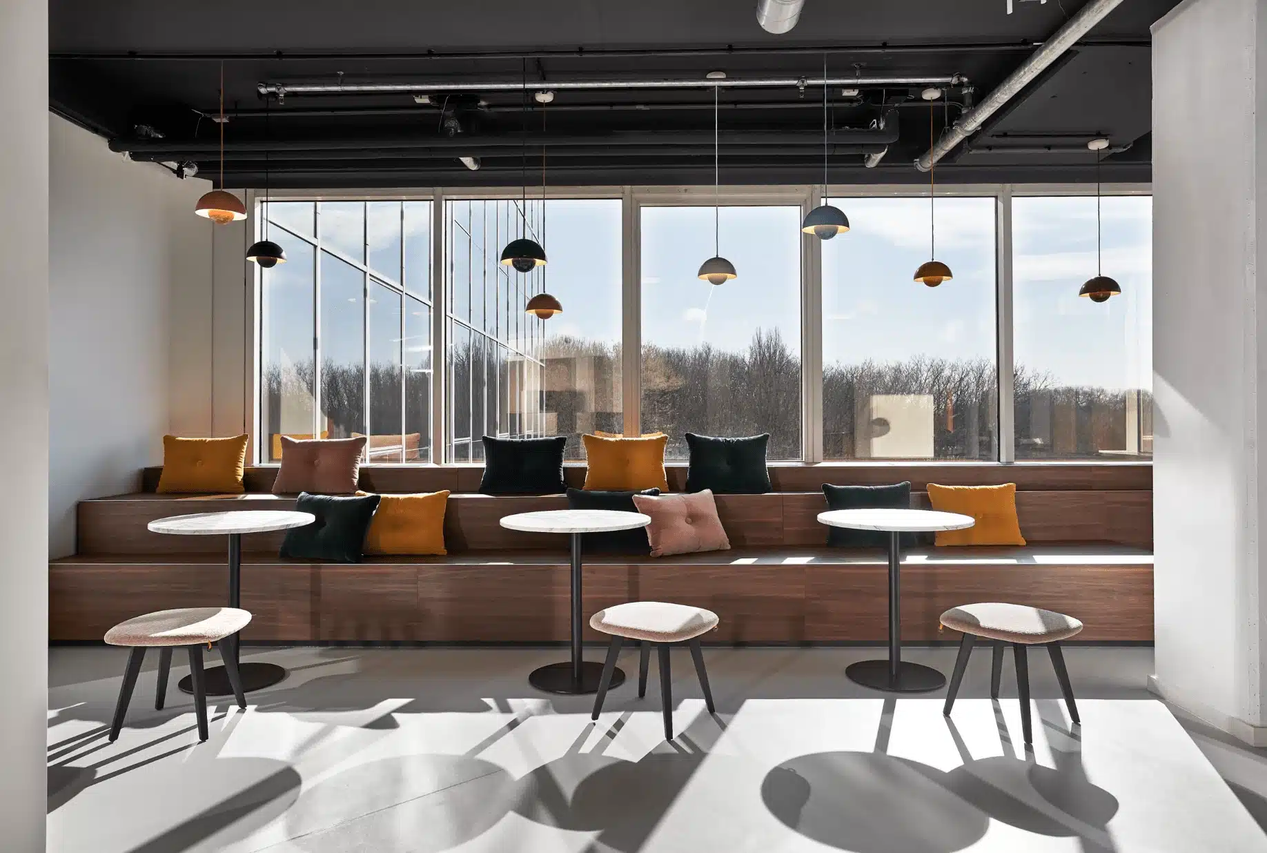 Informele lounge-zone met comfortabele zithoek en panoramisch uitzicht voor ontspanning op kantoor