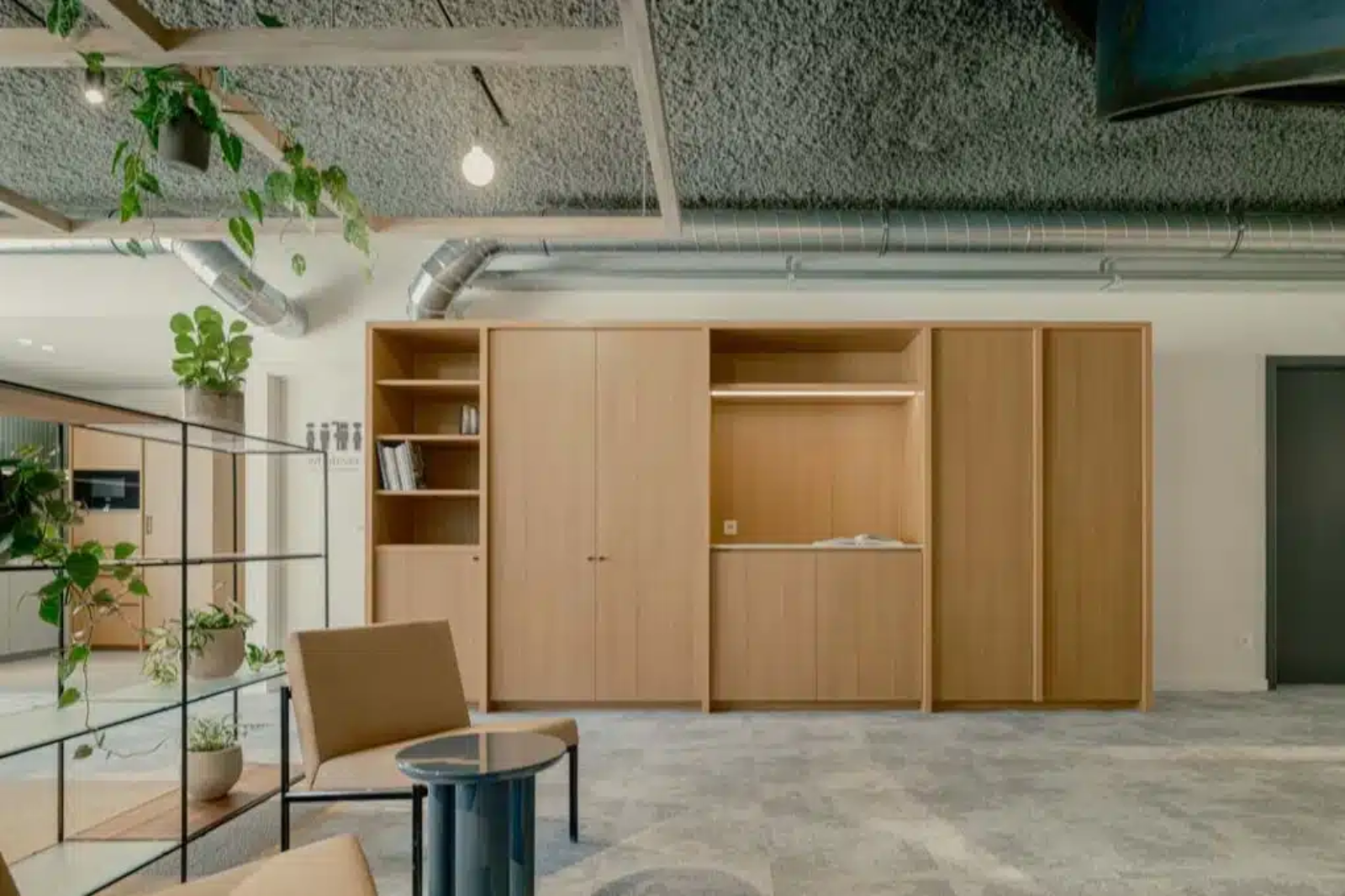 Kantoorkasten in houten afwerking voor opbergruimte en efficiënte kantoorinrichting
