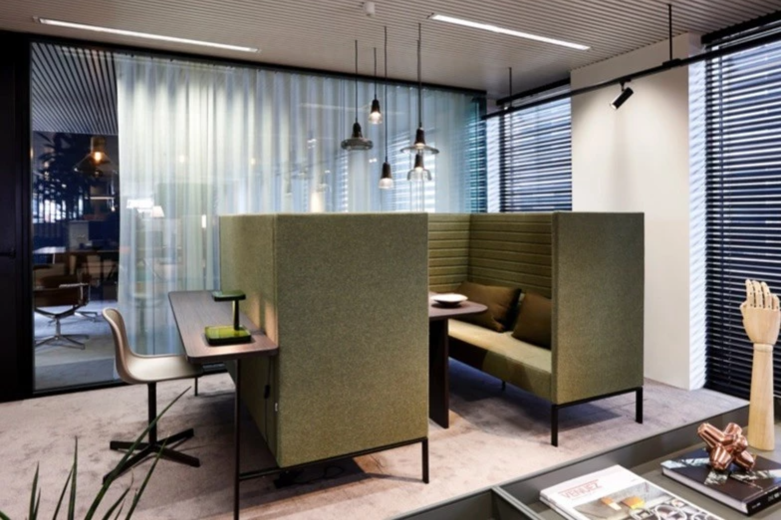 Des cabines de travail acoustiques en matériau souple assurent l’absorption sonore et la concentration dans un environnement de bureau ouvert.